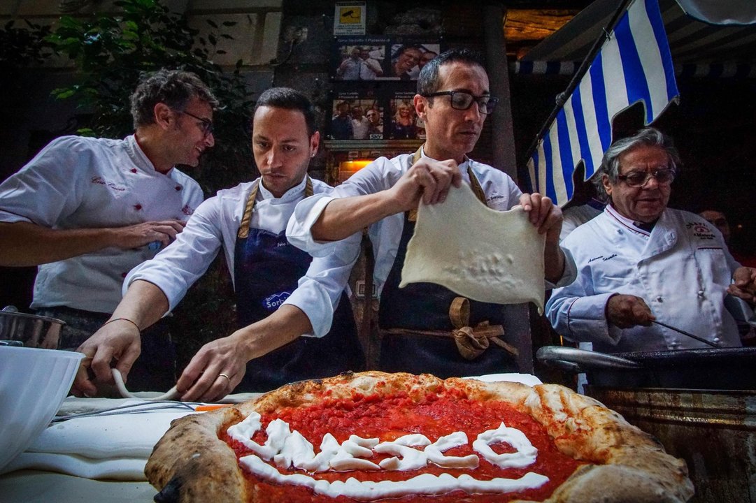 Los pizzeros de Nápoles celebran el reconocimiento de la Unesco con la elaboración de una pizza.