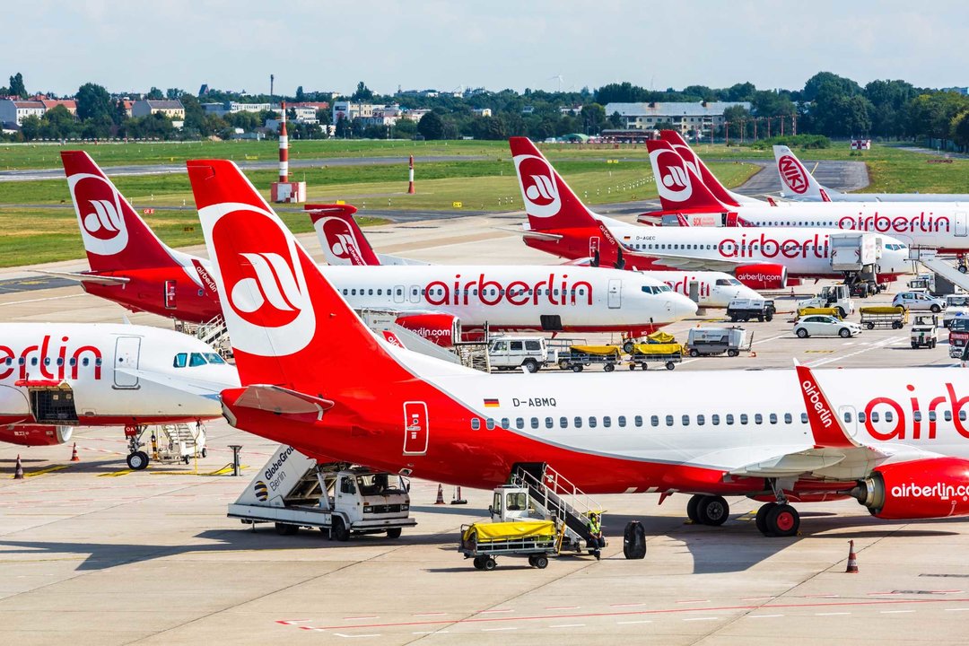 Un grupo de aeronaves de la compañía Air Berlín, en un aeropuerto alemán.