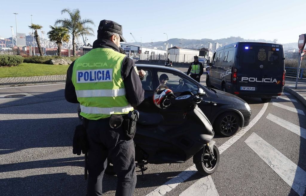Negarse a dar la documentación a la Policía o no tenerla puede ser objeto de sanción. En imagen, un control policial en Vigo.