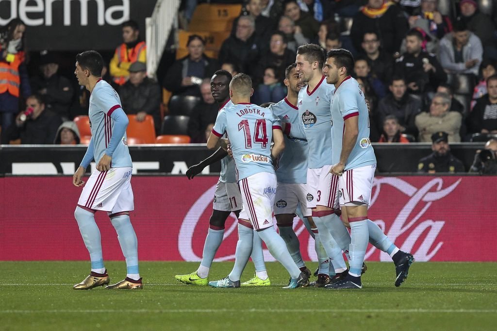 Lobotka, de espaldas, celebra junto a sus compañeros el gol del empate ante el Valencia.