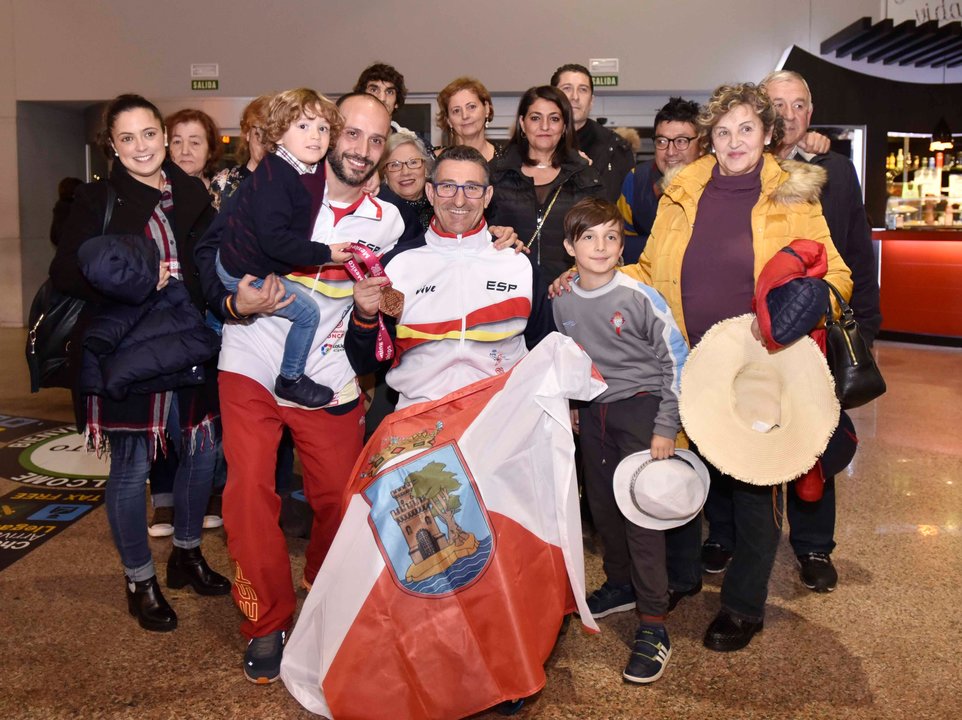 Chano Rodríguez fue recibido por familiares y amigos en el aeropuerto de Peinador.