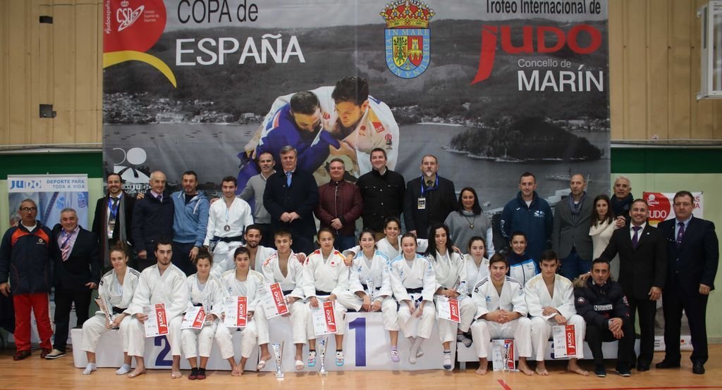 Los judokas gallegos posan con los organizadores delTrofeo Internacional Concello de Marín - Súper Copa de España de judo.