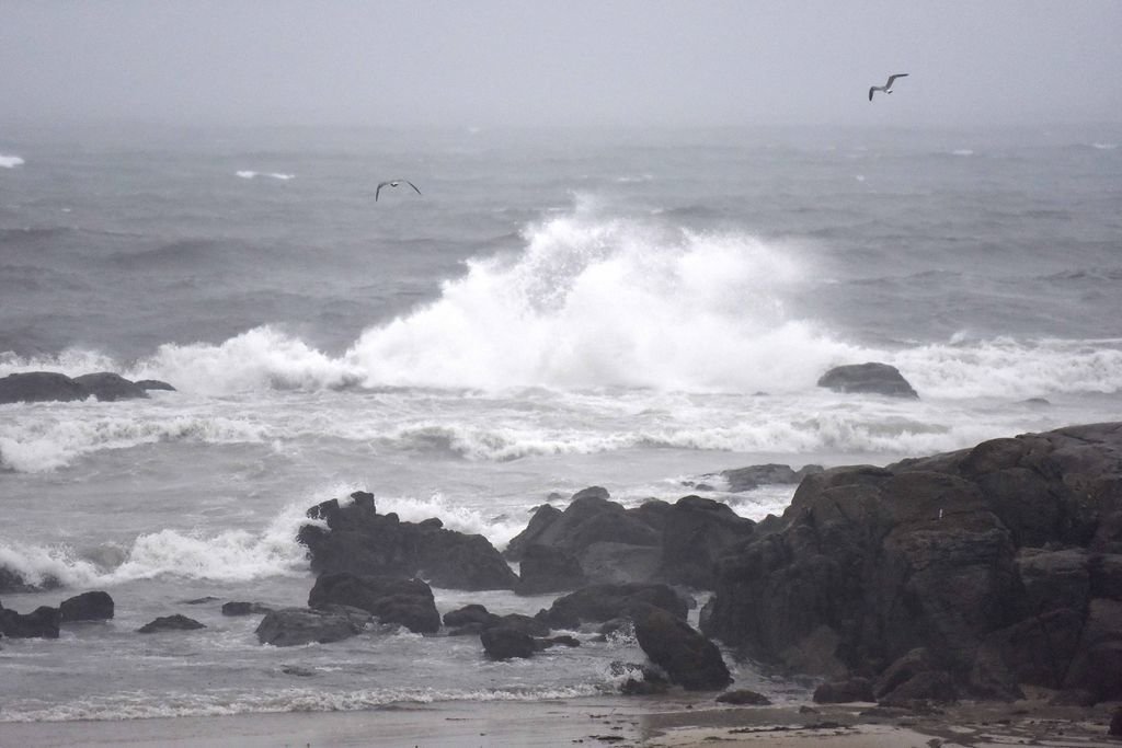 El temporal en el mar dejó olas de hasta siete metros en Samil.