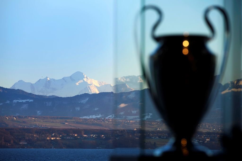 El trofeo de la Liga de Campeones con el Mont Blanc al fondo.