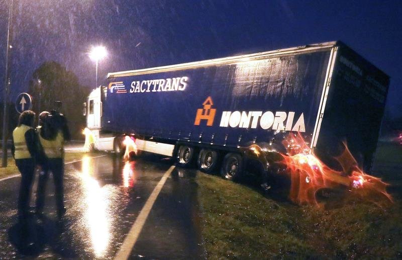 Un trailer se ha cruzado en una de las entradas a la avenida de Asturias en las proximidades del centro de Santiago de Compostela