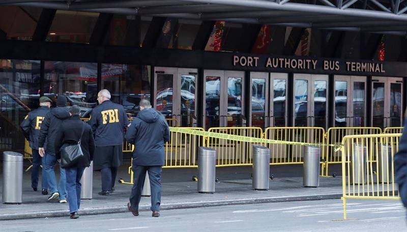 Agentes del FBI en las inmediaciones de la terminal de autobuses de la Autoridad del Puerto en Nueva York
