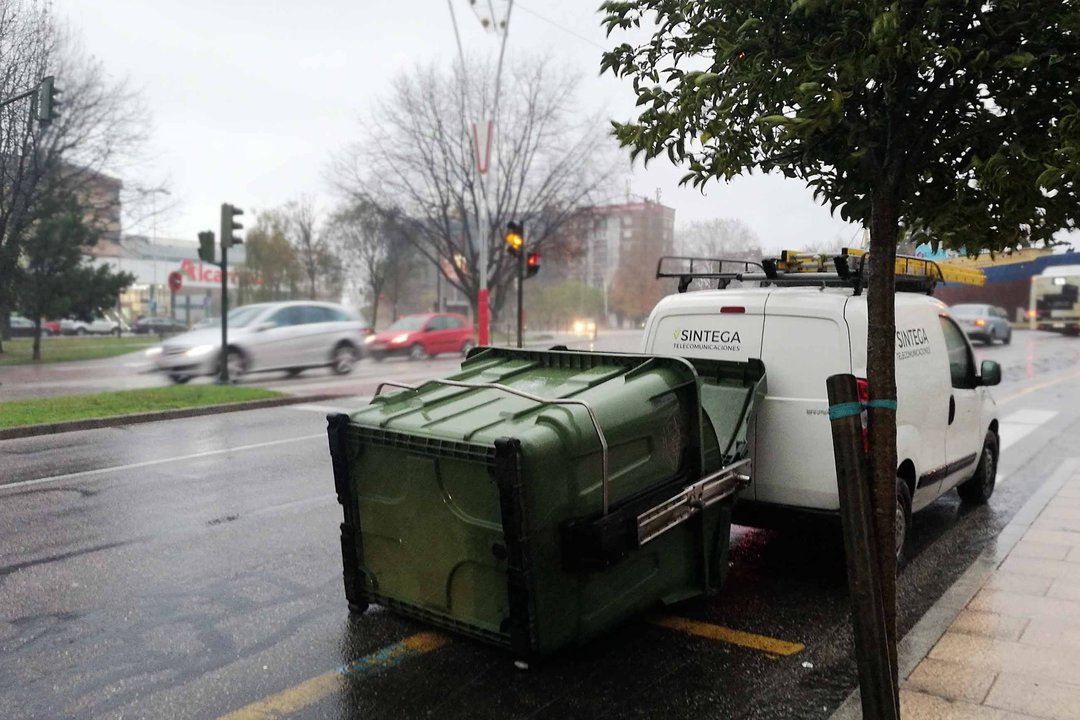 El desplazamiento de contenedores causó daños en vehículos aparcados.