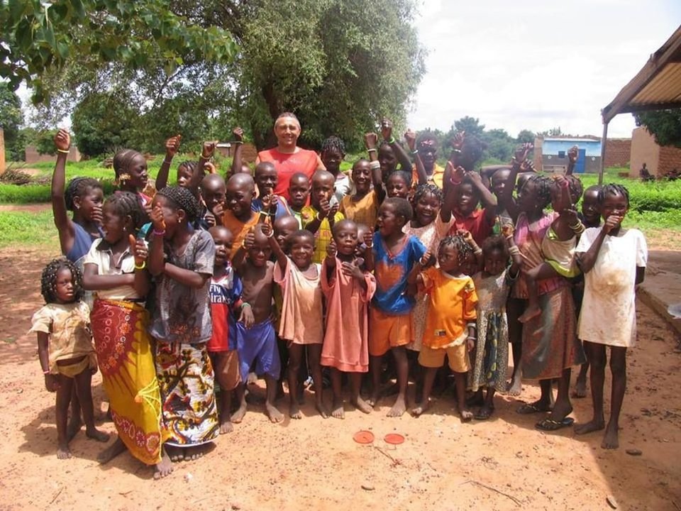 Gonzalo Cossio, con los niños de Ouagadougou, en Burkina Faso, donde construyeron un pozo en 2014.