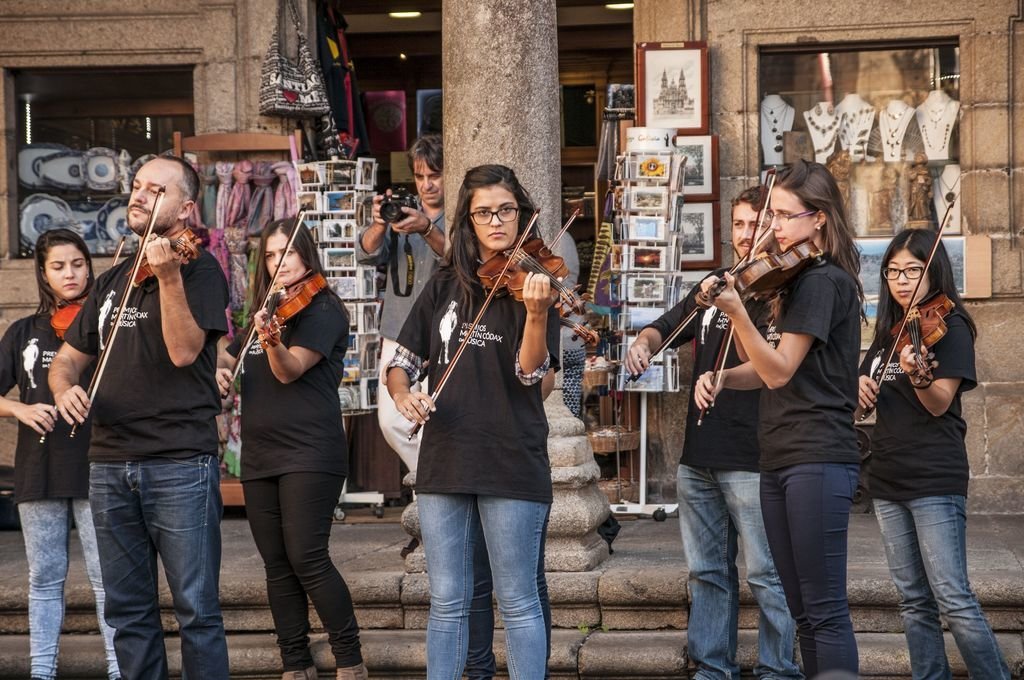 Los músicos de Vigo 430, en una promoción en Santiago.