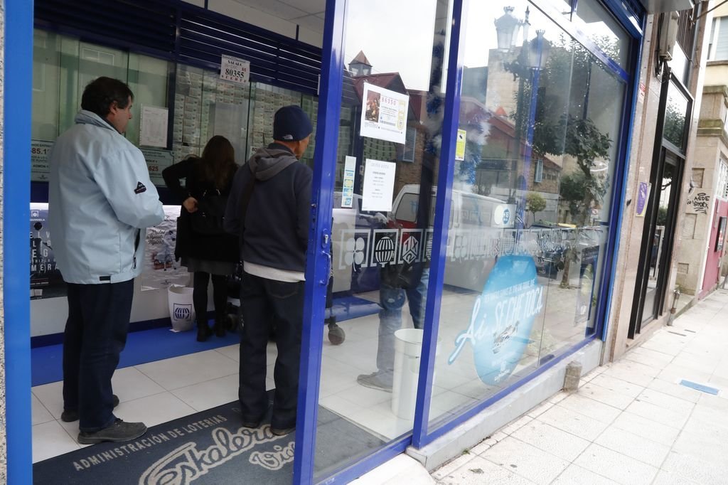 La venta de lotería en una de las 27 administraciones que hay en Vigo, la de Ecuador.