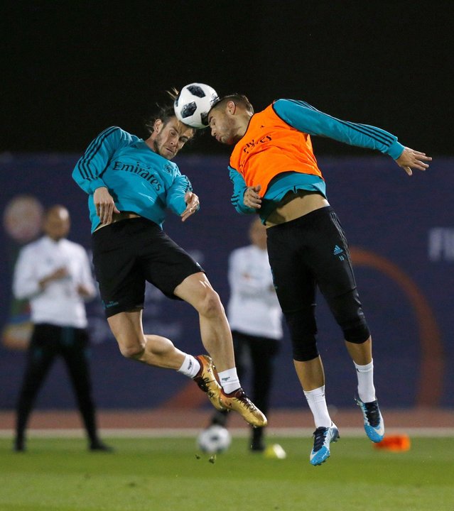 Bale y Theo Hernández pelean un balón en el entrenamiento de ayer.