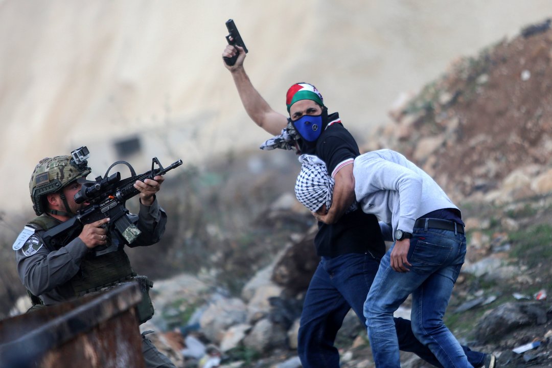 Un policía de incógnito arresta a un manifestante palestino en la ciudad cisjordana de Ramala.