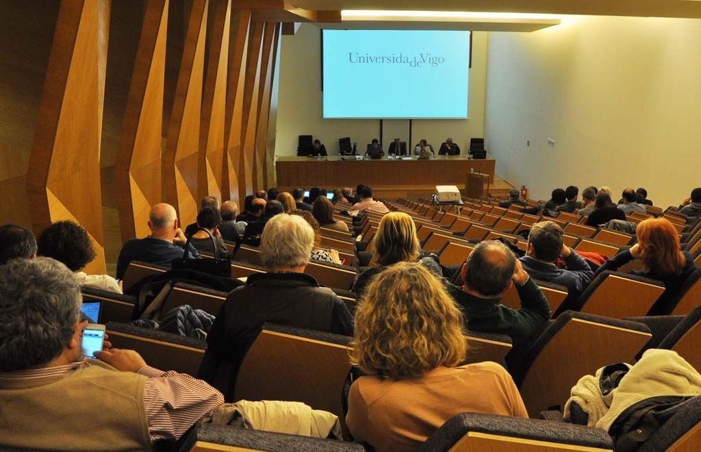 La sesión del Claustro de la Universidad de Vigo duró más de cuatro horas en el Campus.