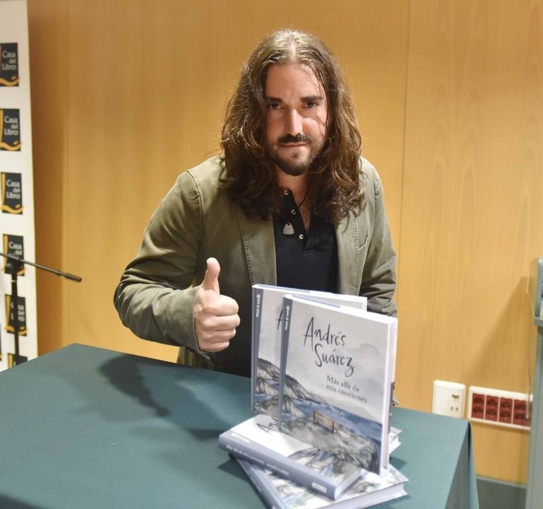Andrés Suárez presentou onte o seu libro na Casa do Libro.
