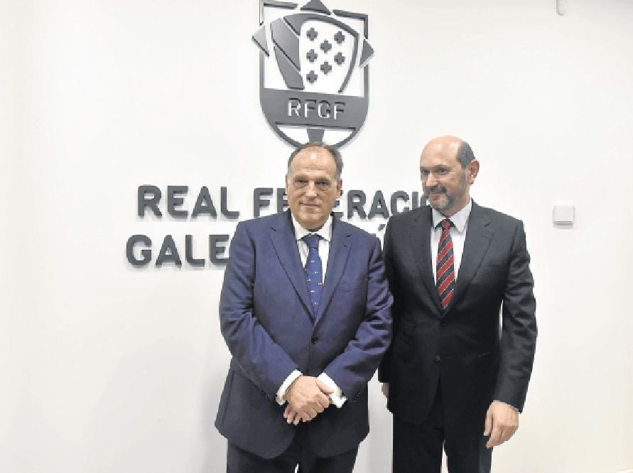Javier Tebas, ayer, con el presidente de la Federación Gallega de Fútbol, Rafael Louzán