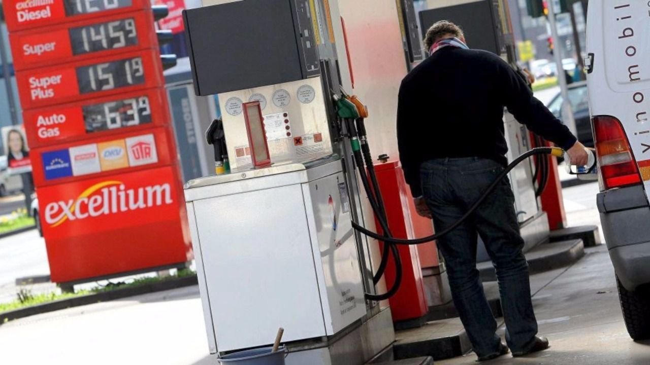 Imagen de un hombre repostando combustible para su furgoneta en una gasolinera.