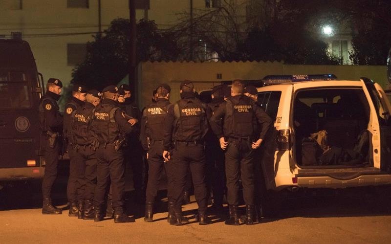 El operativo desplegado por la Guardia Civil en Andorra continúa buscando al individuo que hoy ha asesinado a al menos tres personas