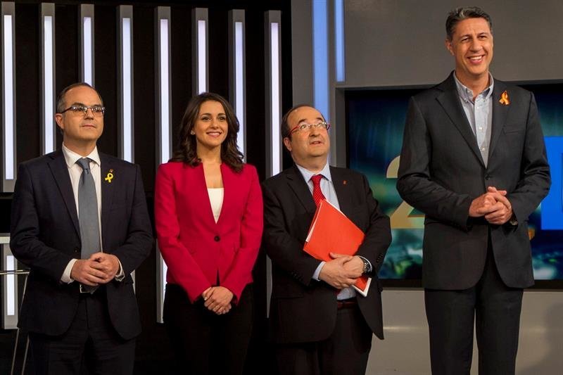 Los candidatos a la Generalitat de Cataluña de las formaciones Junts per Catalunya, Jordi Turull (i); Ciudadanos, Inés Arrimadas (2-d); PSC, Miquel Iceta (2-d), y PPC, Xavier García Albiol (d)