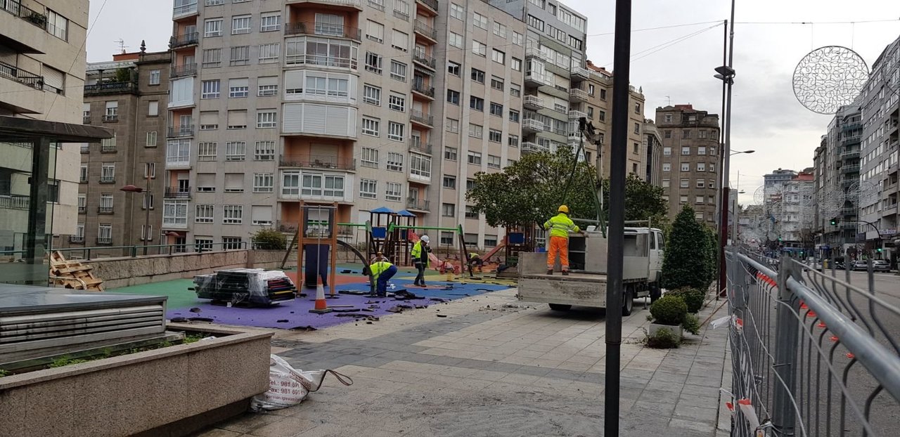 Las obras en el parque infantil en la calle Venezuela // JV Landín