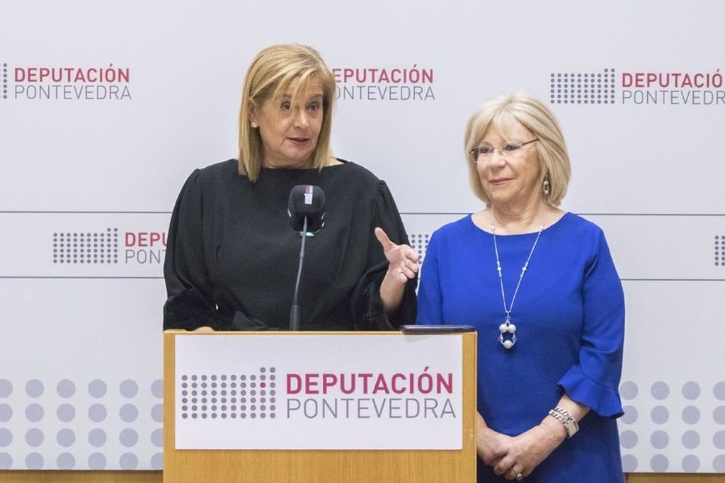 La presidenta de la Diputación, Carmela Silva, y la diputada de Igualdad, Isaura Abelairas.