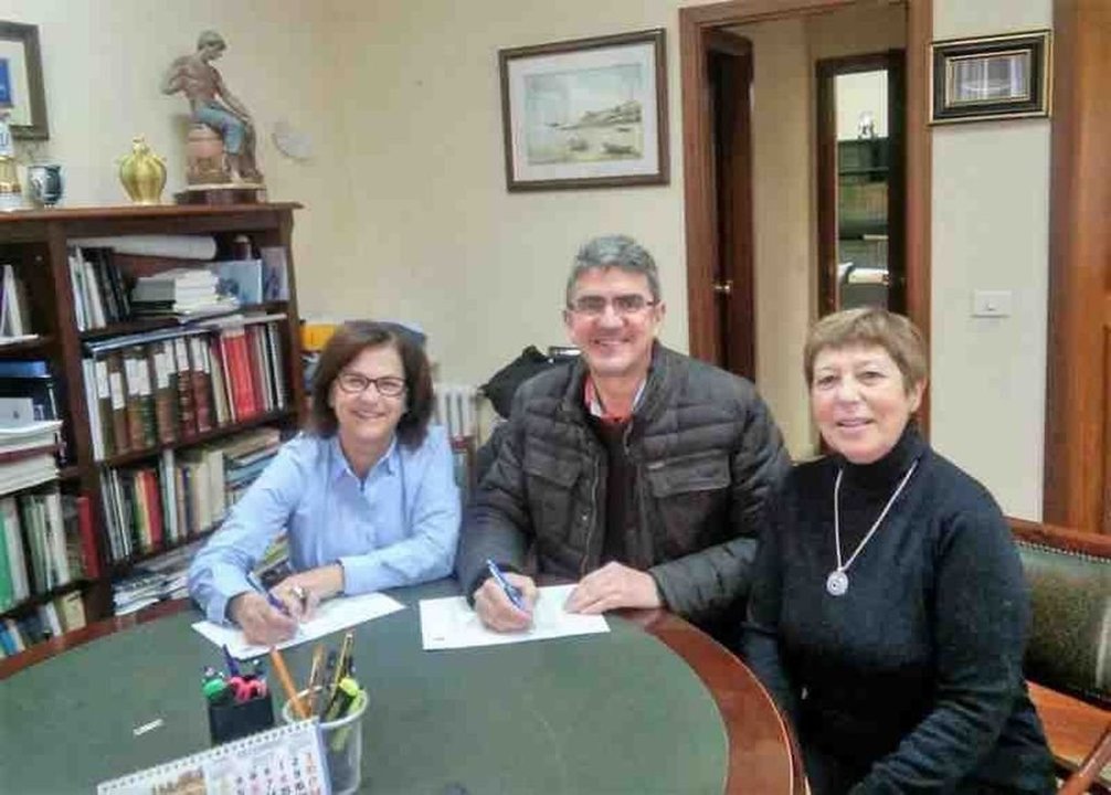 Un momento de la firma del convenio por el alcalde de A Guarda, Antonio Lomba.