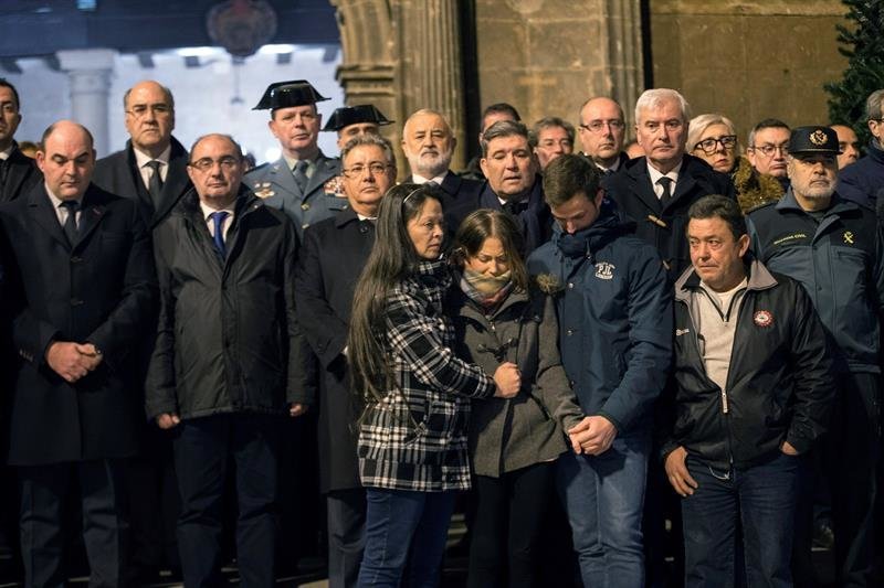 Los familiares de los agentes abatidos, en el minuto de silencio celebrado ayer en Alcañiz (Teruel).