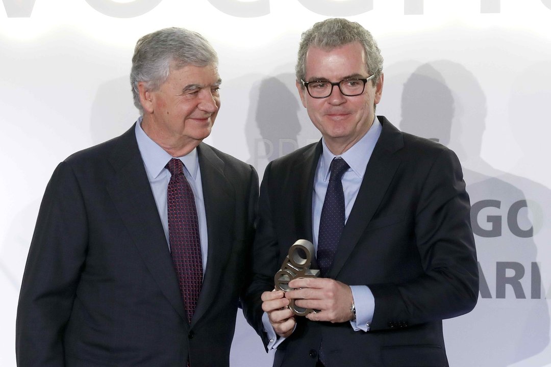 El presidente de Vocento, Santiago Bergareche entrega a Pablo Isla el premio al liderazgo empresarial.
