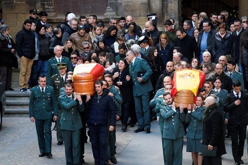 Un momento del funeral que se ha celebrado hoy en la iglesia de Santa María de Alcañiz por los guardias civiles