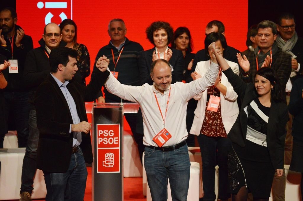 David Regades, con Caballero y Lastra, tras proclamarse nuevo presidente provincial de los socialistas.