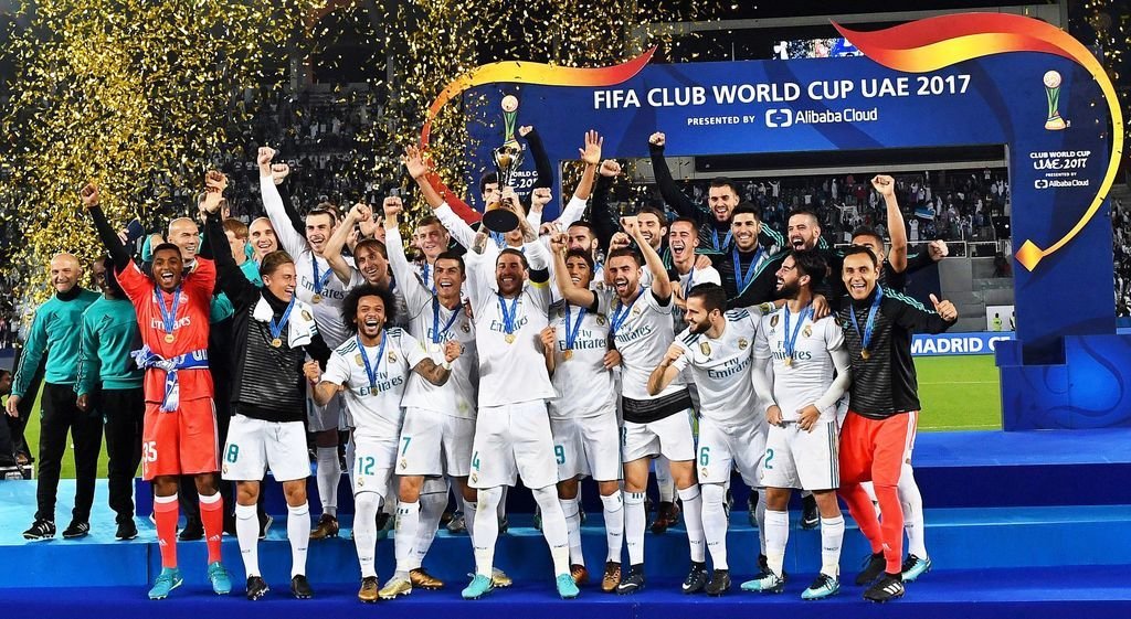 Sergio Ramos levanta el trofeo del Mundial de Clubes, conquistado ayer por el Real Madrid en Abu Dabi.