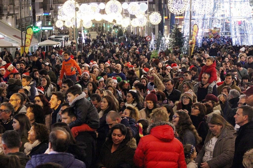 La Porta do Sol llena de público siguiendo el Flashmob de Nadal que ya se ha convertido en un clásico de las fiestas.