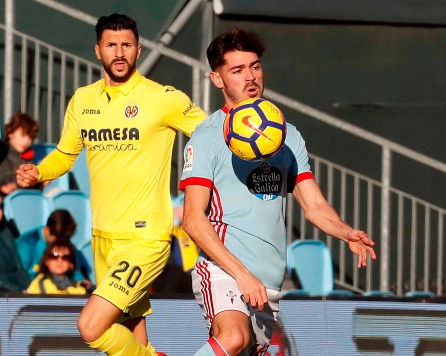 Jozabed controla el balón co el pecho ante Soriano, del Villarreal.
