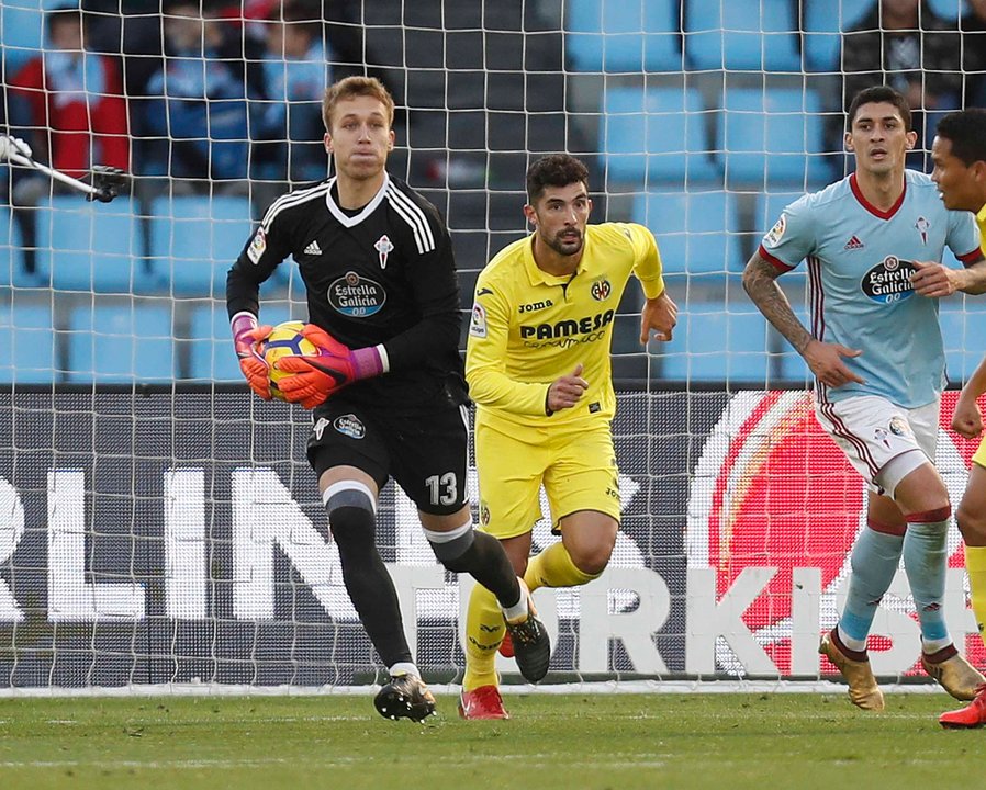 Rubén Blanco atrapa el balón en un momento del partido.