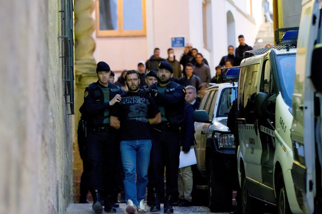 Agentes de la Guardia Civil trasladan al serbio Norbert Feher a su salida de los juzgados de Alcañiz.