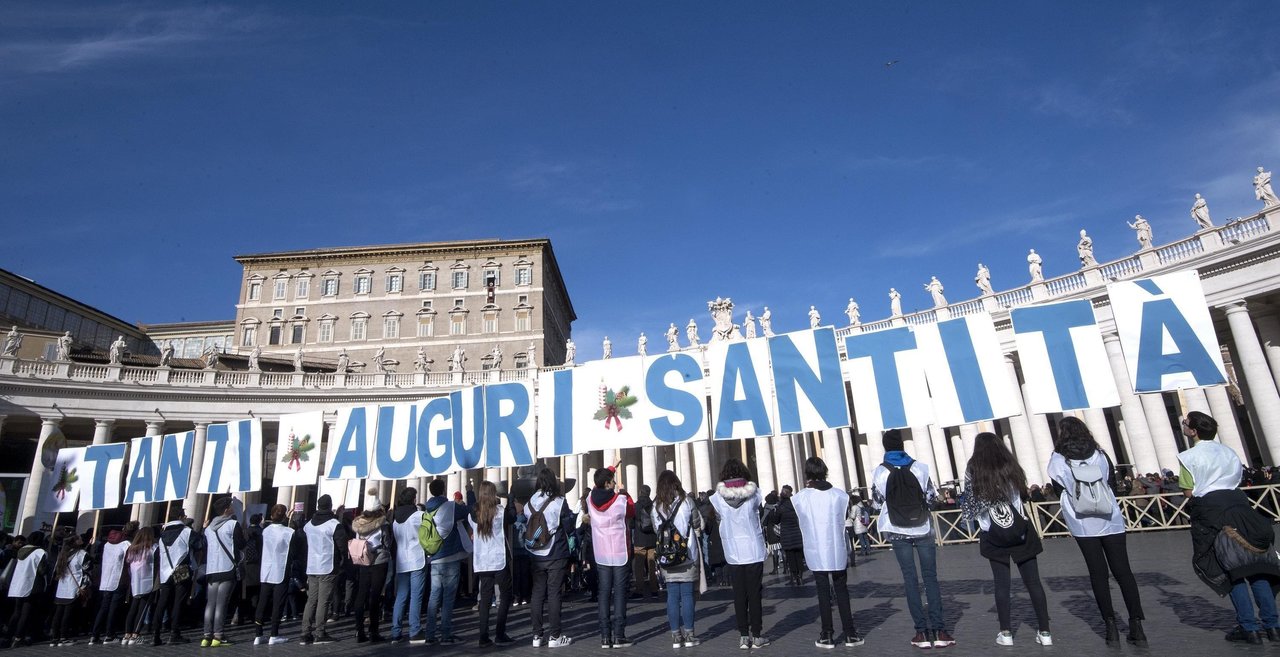 Un grupo de fieles sostiene una pancarta con la que felicitan al papa.