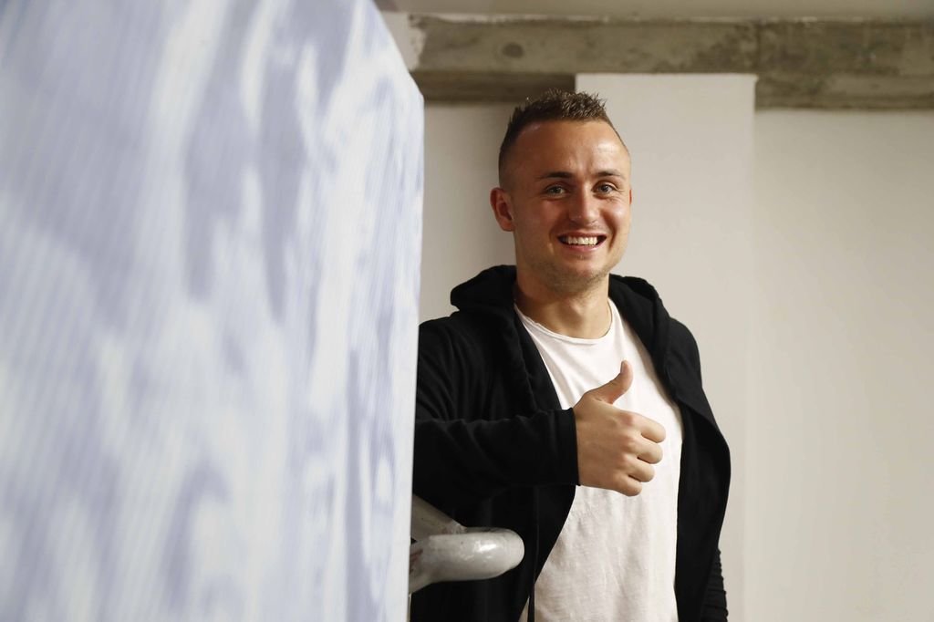 Stanislav Lobotka posa sonriente tras un entrenamiento en las instalaciones de A Madroa.