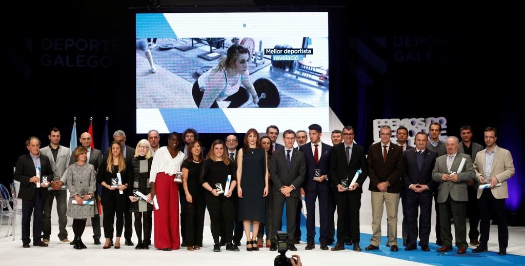 Foto de familia de las autoridades y los deportistas en los Premios do Deporte Galego, ayer en el teatro Rosalía de Castro de A Coruña.