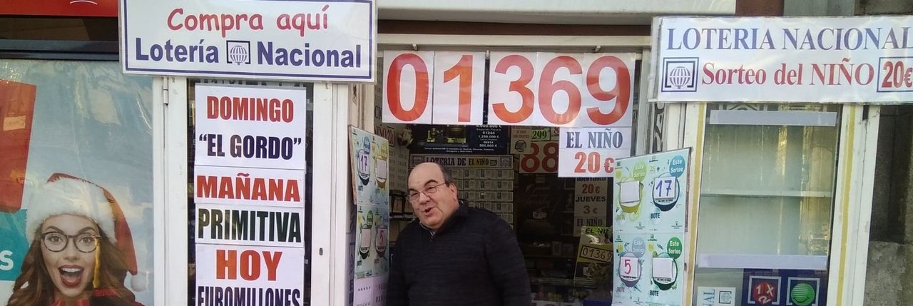 Administración de lotería Puerta del Sol en Vigo, en la que toco el quinto 58.808 premio // Vicente Alonso