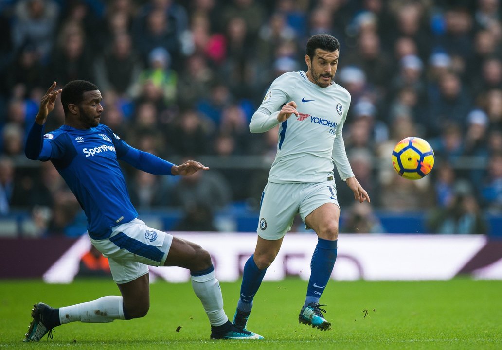 Pedro se lleva el balón durante el Everton-Chelsea, que acabó 0-0.