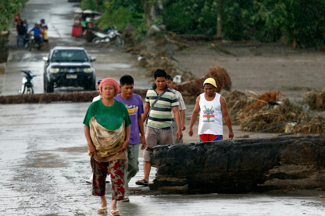 Un grupo de personas camina por una zona inundada en la provincia de Lanao del Norte.