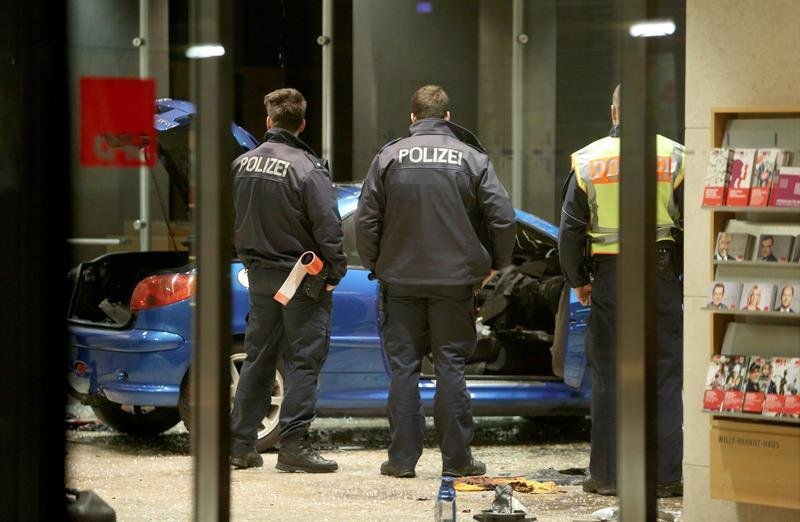 Policías frente al automóvil  en el vestíbulo de la sede del Partido Socialdemócrata de Alemania