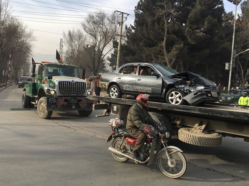Funcionarios de seguridad afganos retiran un vehículo dañado de la escena de un atentado suicida con bomba en Kabul