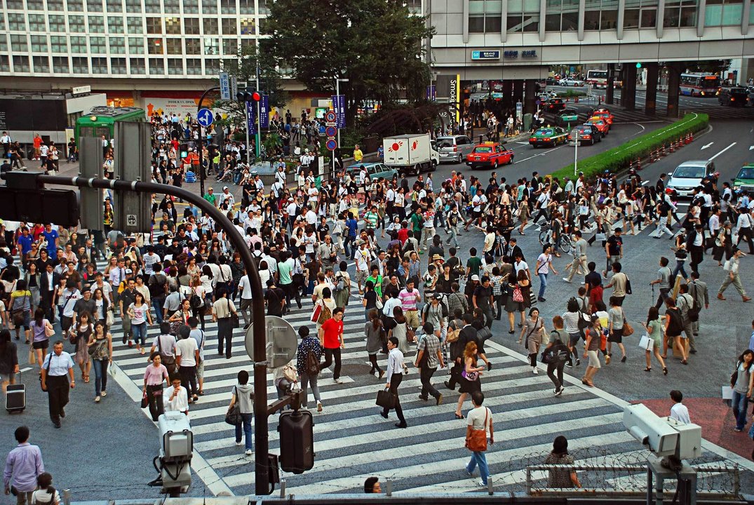 Un grupo de personas paseando por una calle concurrida de Tokio, la capital de Japón.