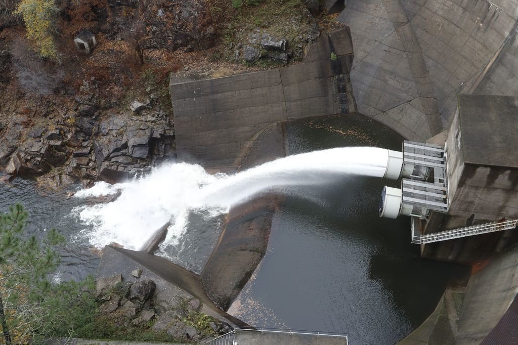 Agua saliendo a toda potencia por las turbinas de la presa de Eiras.