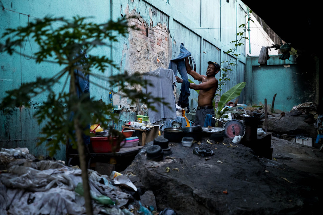 Muchos venezolanos se ven obligados a vivir debajo de los puentes debido a la crisis económica.