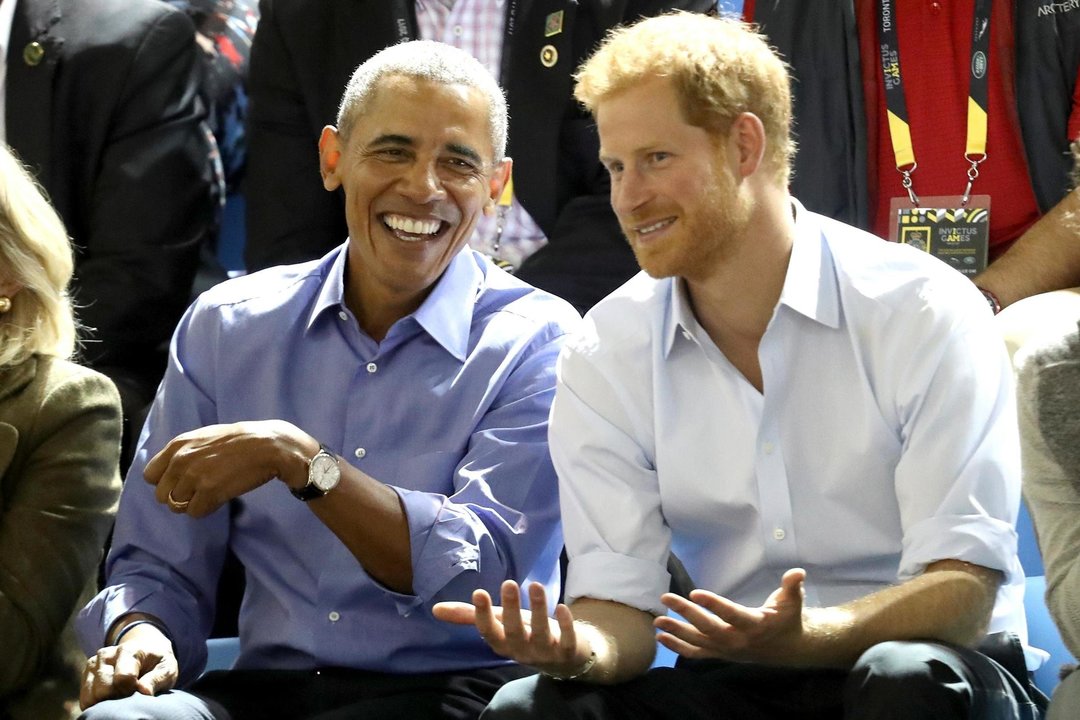 Obama charlando amistosamente con el príncipe Enrique.