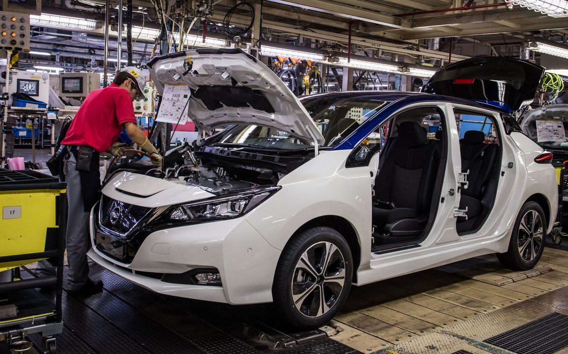 Línea de montaje del nuevo Nissan Leaf, cuya producción se ha iniciado esta semana.