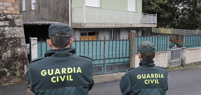 Agentes de la Guardia Civil registran en Rianxo (A Coruña) la vivienda del hombre que ha sido detenido por un intento de secuestro