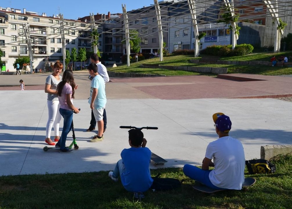 Viviendas y jóvenes en una zona peatonal en Salceda de Caselas, en el área metropolitana de Vigo.