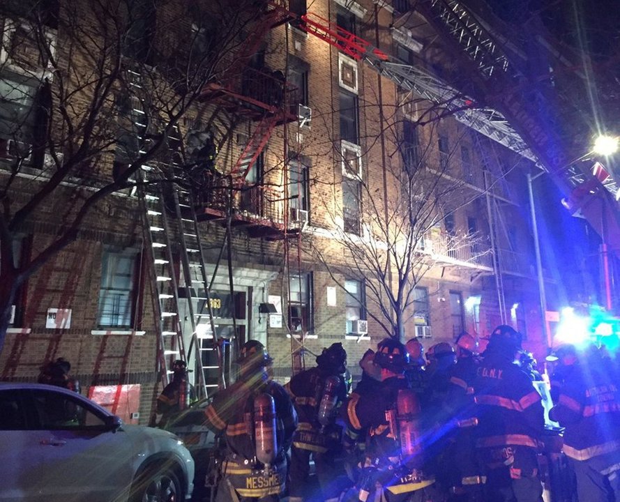 Escaleras por las que los bomberos evacuaron a los vecinos del edificio del Bronx.